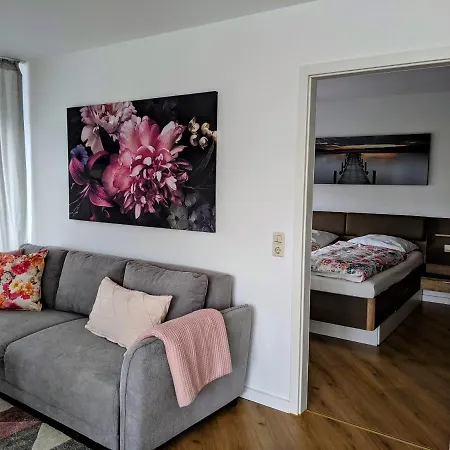 Cozy Apartment With Parking Garage *